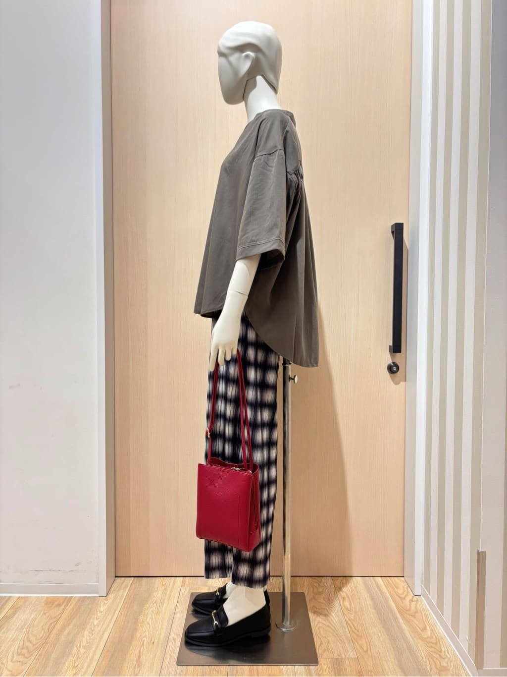 ayan oh!さんの「SHOO･LA･RUE｜【S-LL/洗濯後しわになりにくい】バックギャザーがアクセント スッキパーブラウス」を使ったコーディネート