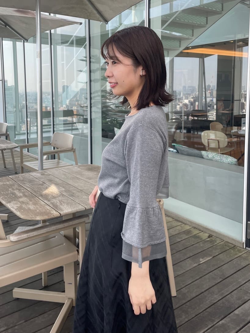 abeさんの「Couture brooch｜【フェミニン・着映え・通勤】シアーフレアー袖ニットトップス」を使ったコーディネート