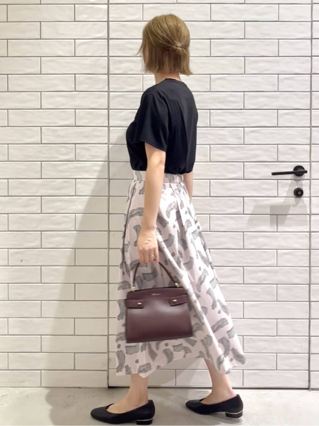 しおりさんの「OPAQUE.CLIP｜メタリック刺繍ロゴTシャツ【接触冷感／洗濯機洗い可】」を使ったコーディネート