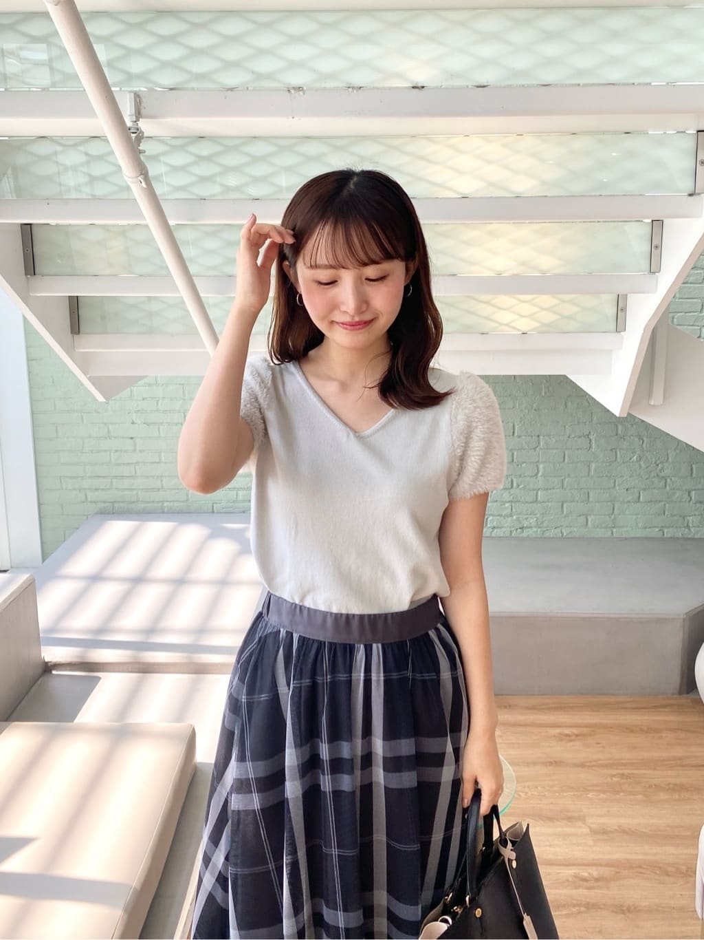 みさかさんの「index｜《6色展開》フェザーパフスリーブVネックニット【洗濯機洗い可】」を使ったコーディネート