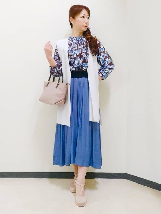 花さんの「Reflect｜【ジャケットのインナーにおすすめ◎】花柄タックデザインブブラウス」を使ったコーディネート