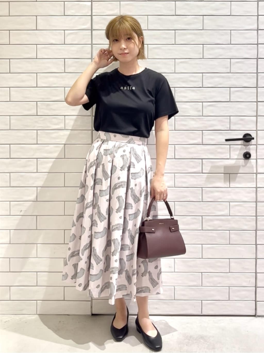 しおりさんの「OPAQUE.CLIP｜メタリック刺繍ロゴTシャツ【接触冷感／洗濯機洗い可】」を使ったコーディネート
