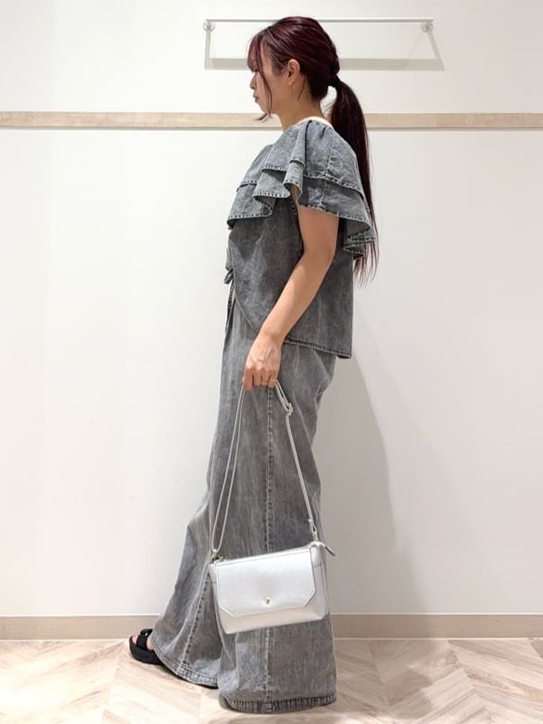 nanaさんの「SHOO･LA･RUE｜【セットアップ可/前後2WAY/オフショル2WAY】着こなしを楽しめる デニムフリルブラウス」を使ったコーディネート