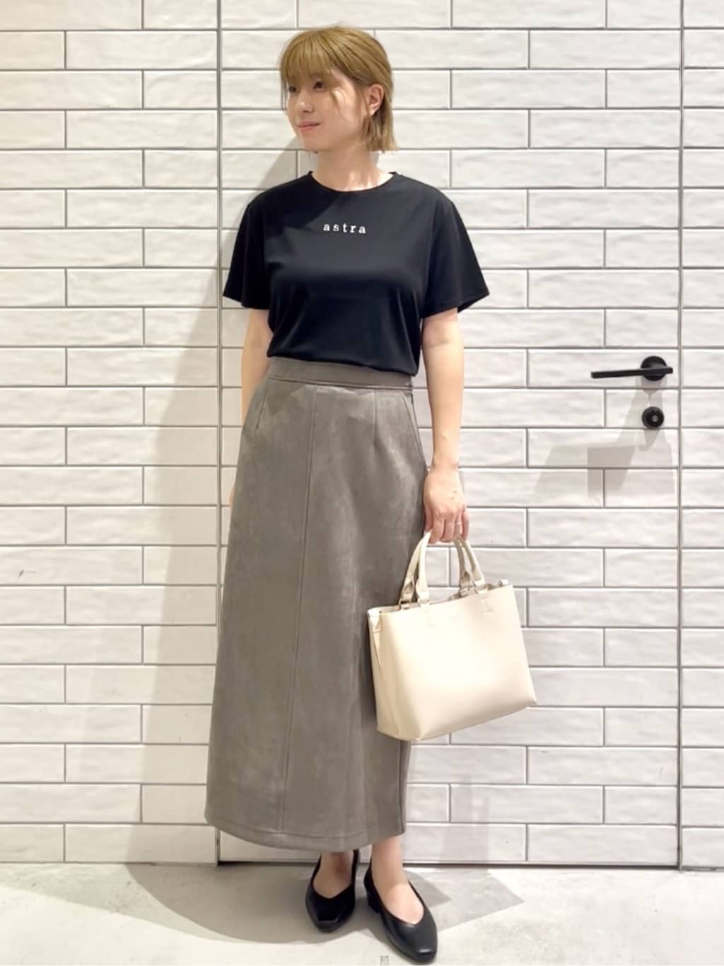 しおりさんの「OPAQUE.CLIP｜メタリック刺繍ロゴTシャツ【接触冷感／洗濯機洗い可】」を使ったコーディネート