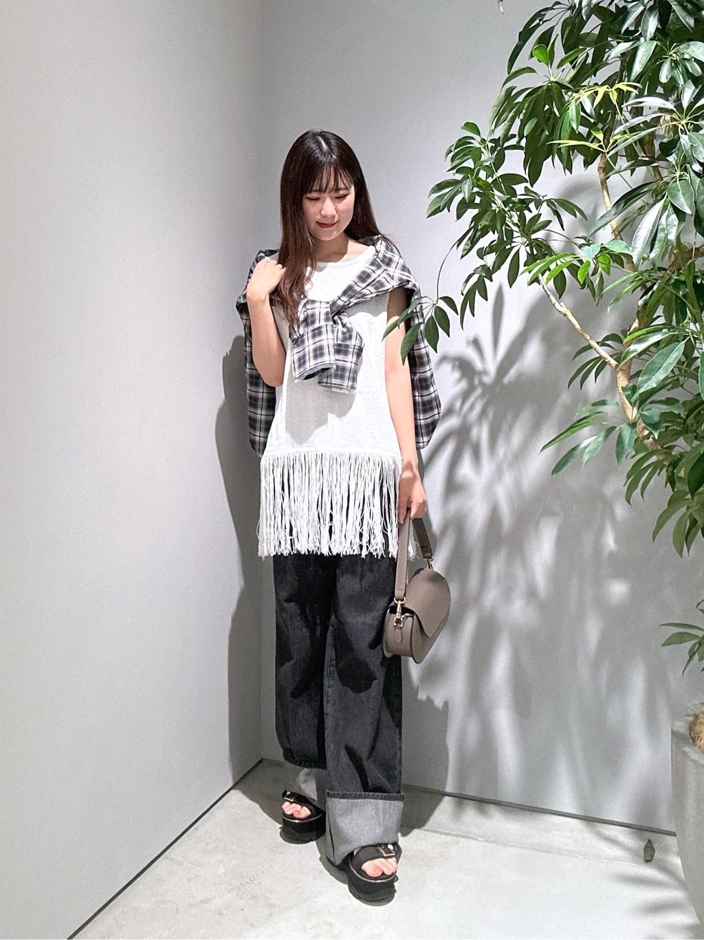 Renoさんの「INDIVI｜スリーブレスフリンジニット」を使ったコーディネート