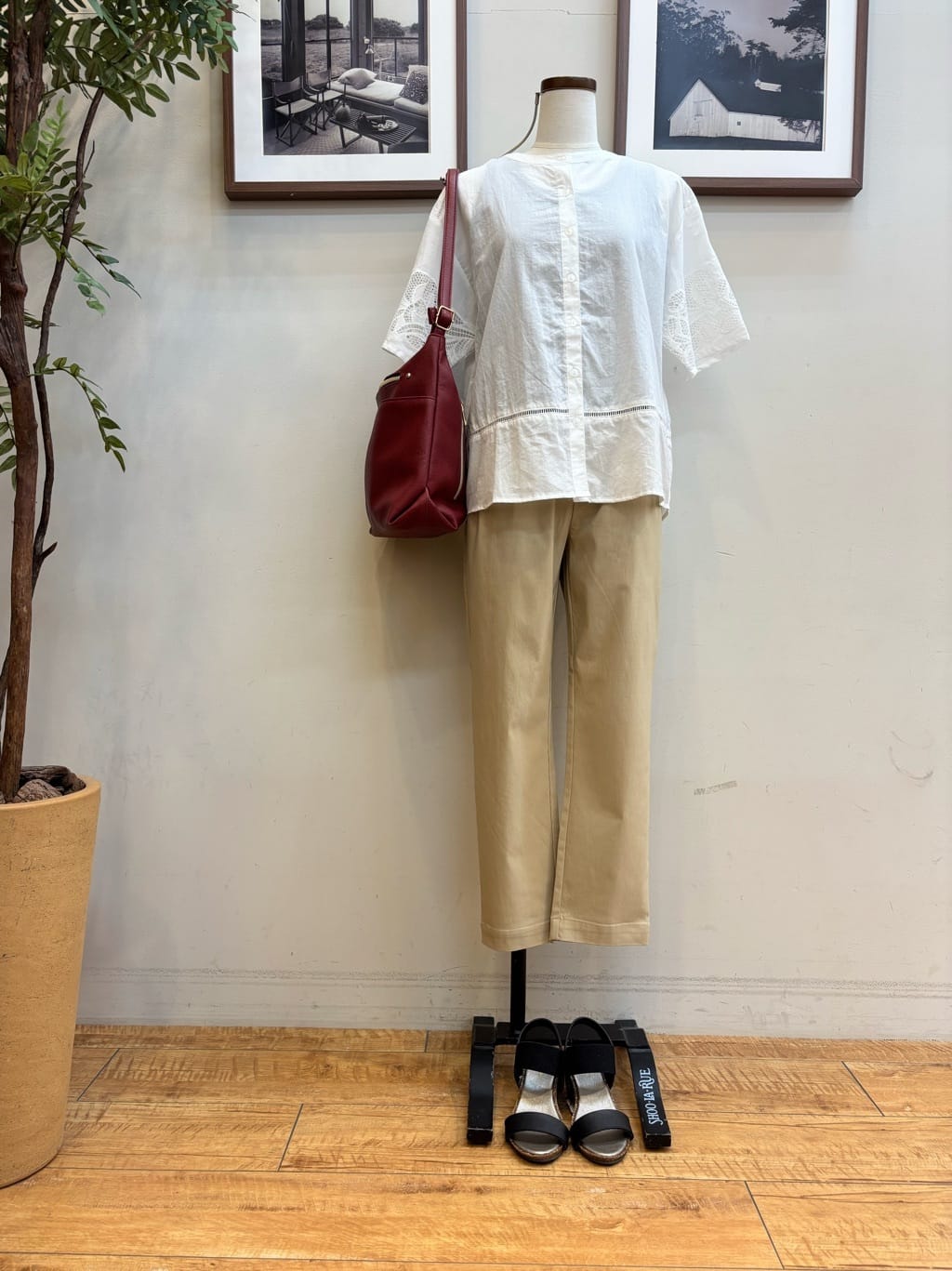 maiさんの「SHOO･LA･RUE｜【S-LL/6分袖】レースデザインで華やか見え お袖刺繍ブラウス」を使ったコーディネート