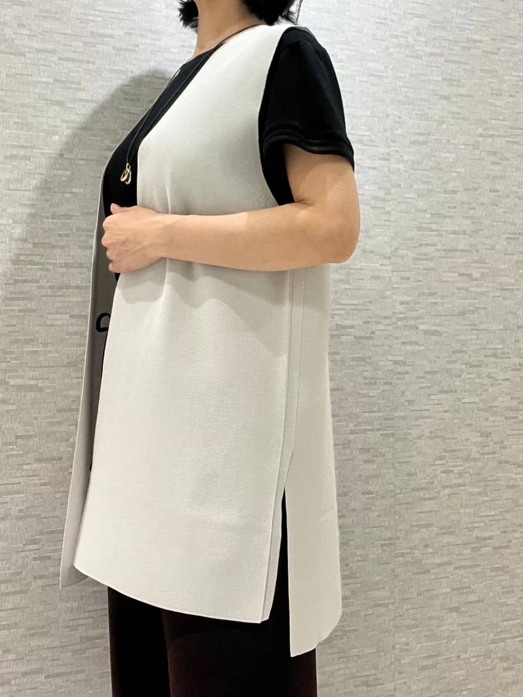 marikoさんの「Reflect｜ドライタッチニットベスト」を使ったコーディネート