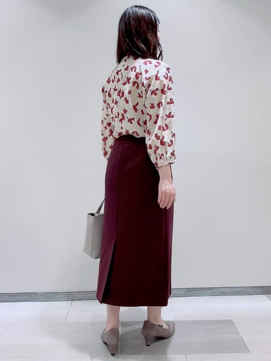 エリカさんの「Reflect｜【ジャケットのインナーにおすすめ◎】花柄タックデザインブブラウス」を使ったコーディネート