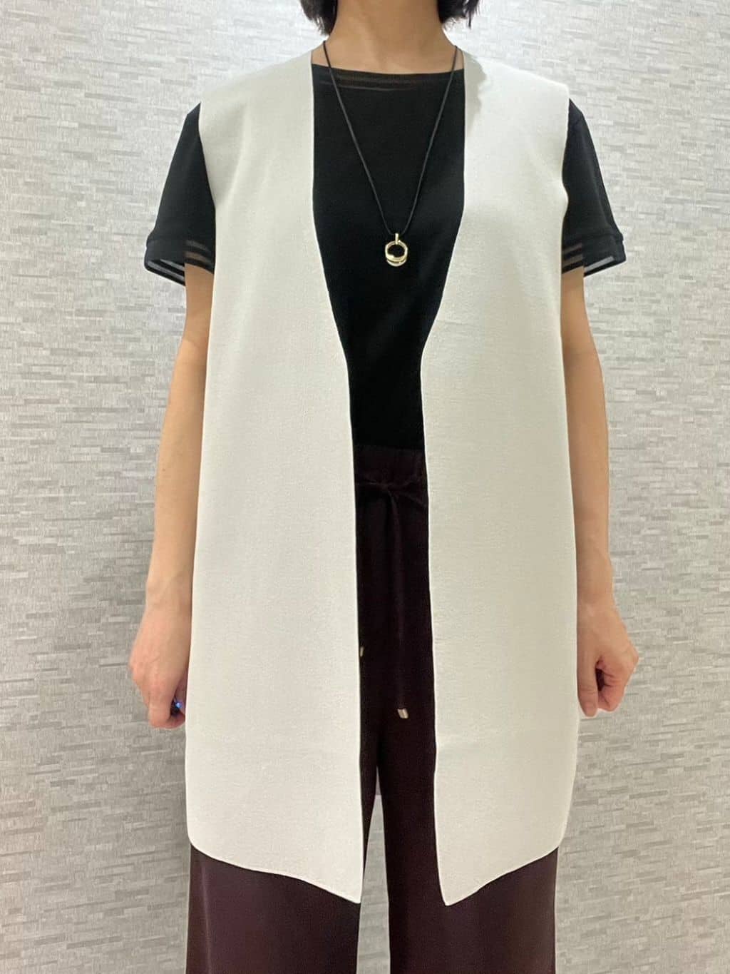marikoさんの「Reflect｜ドライタッチニットベスト」を使ったコーディネート