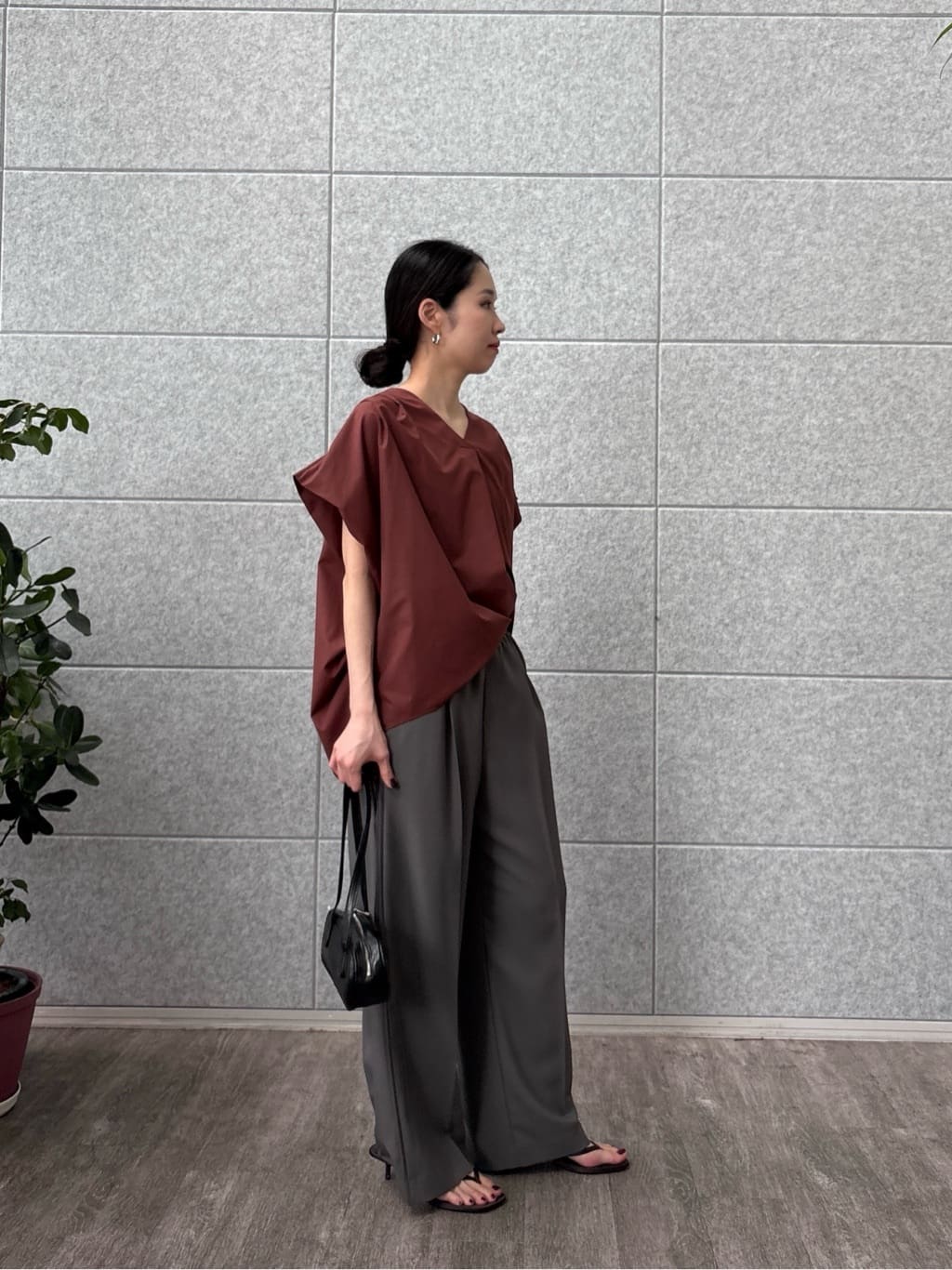 ひなさんの「INDIVI｜スリーブレスタックブラウス」を使ったコーディネート