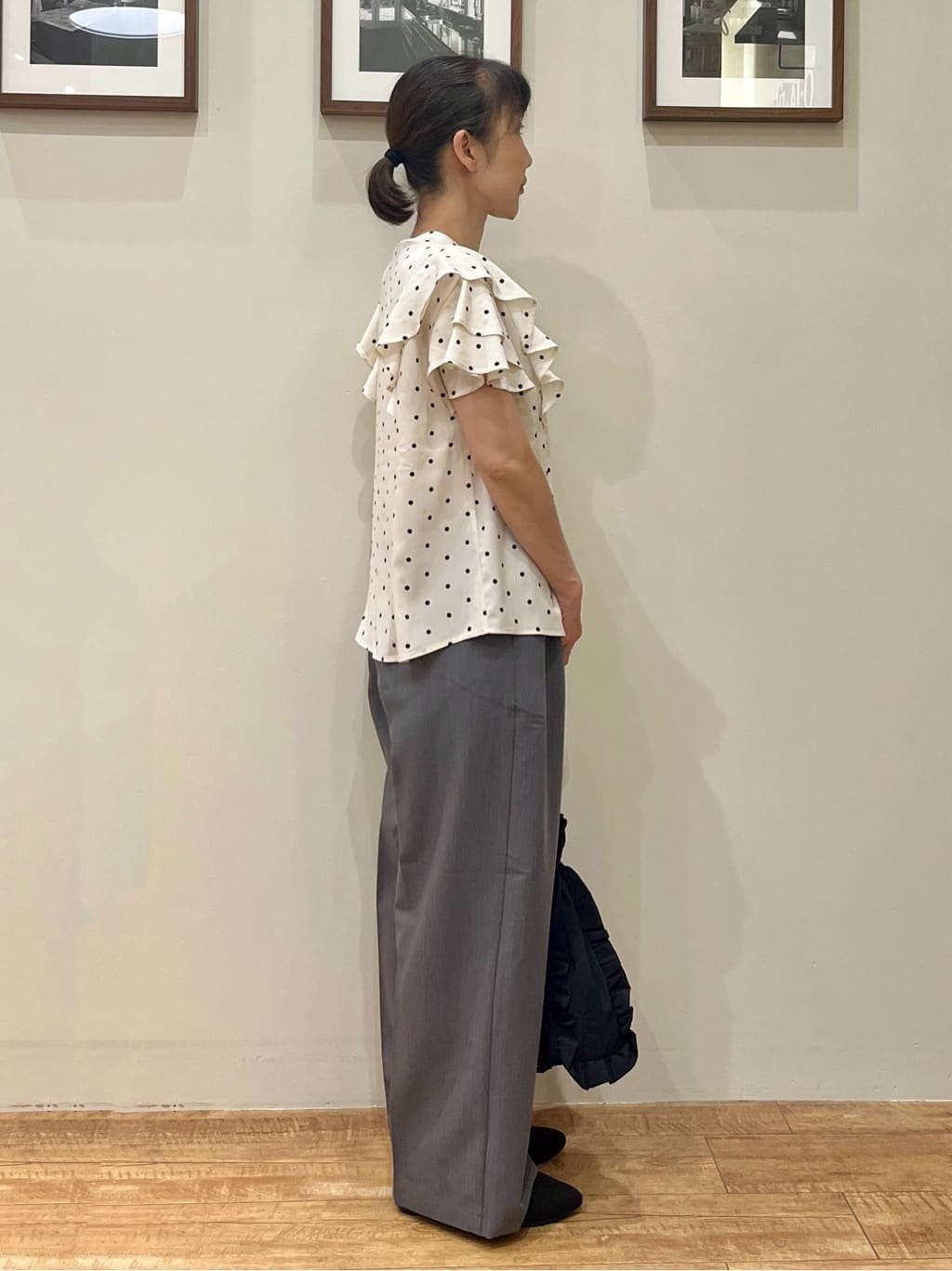 まつみさんの「SHOO･LA･RUE｜【無地/ドット柄】お袖フリルが華やぐ きれいめブラウス」を使ったコーディネート