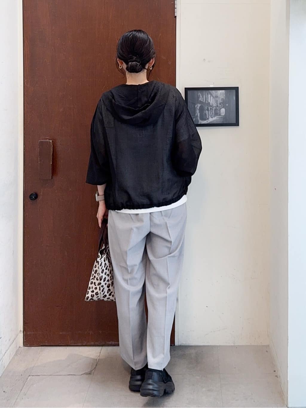 𝐇𝐢𝐫𝐨𝐦𝐢さんの「SHOO･LA･RUE｜【S-LL】柔らかシアーでこなれるフーディブルゾン」を使ったコーディネート