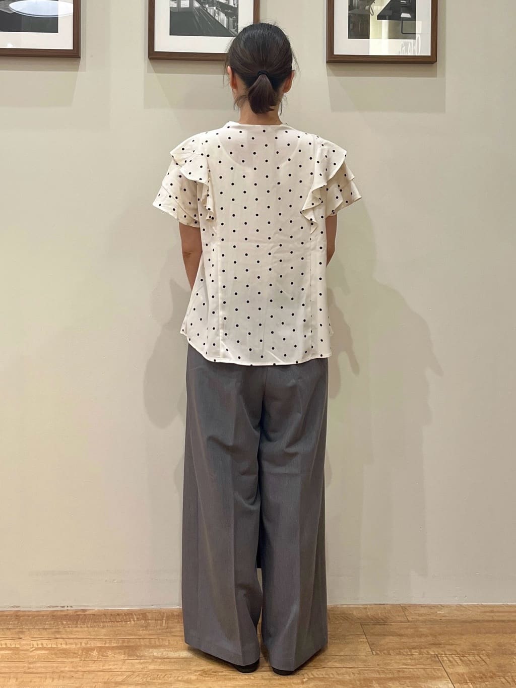 まつみさんの「SHOO･LA･RUE｜【無地/ドット柄】お袖フリルが華やぐ きれいめブラウス」を使ったコーディネート