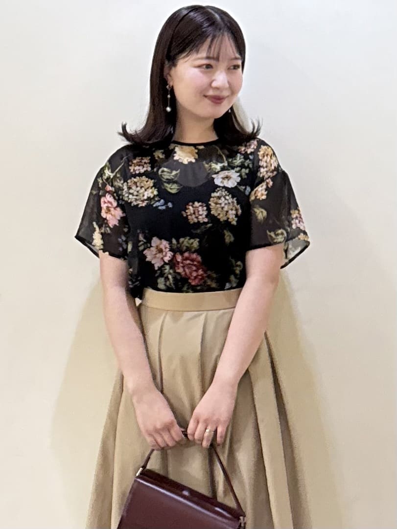 いくみさんの「UNTITLED｜【セットアップ可/花柄エレガント】アンティークフラワー柄ブラウス」を使ったコーディネート