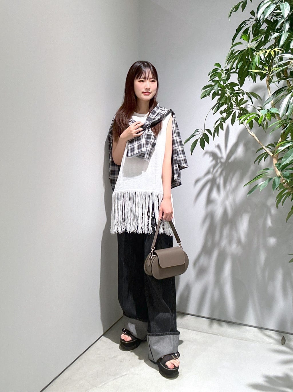 Renoさんの「INDIVI｜スリーブレスフリンジニット」を使ったコーディネート