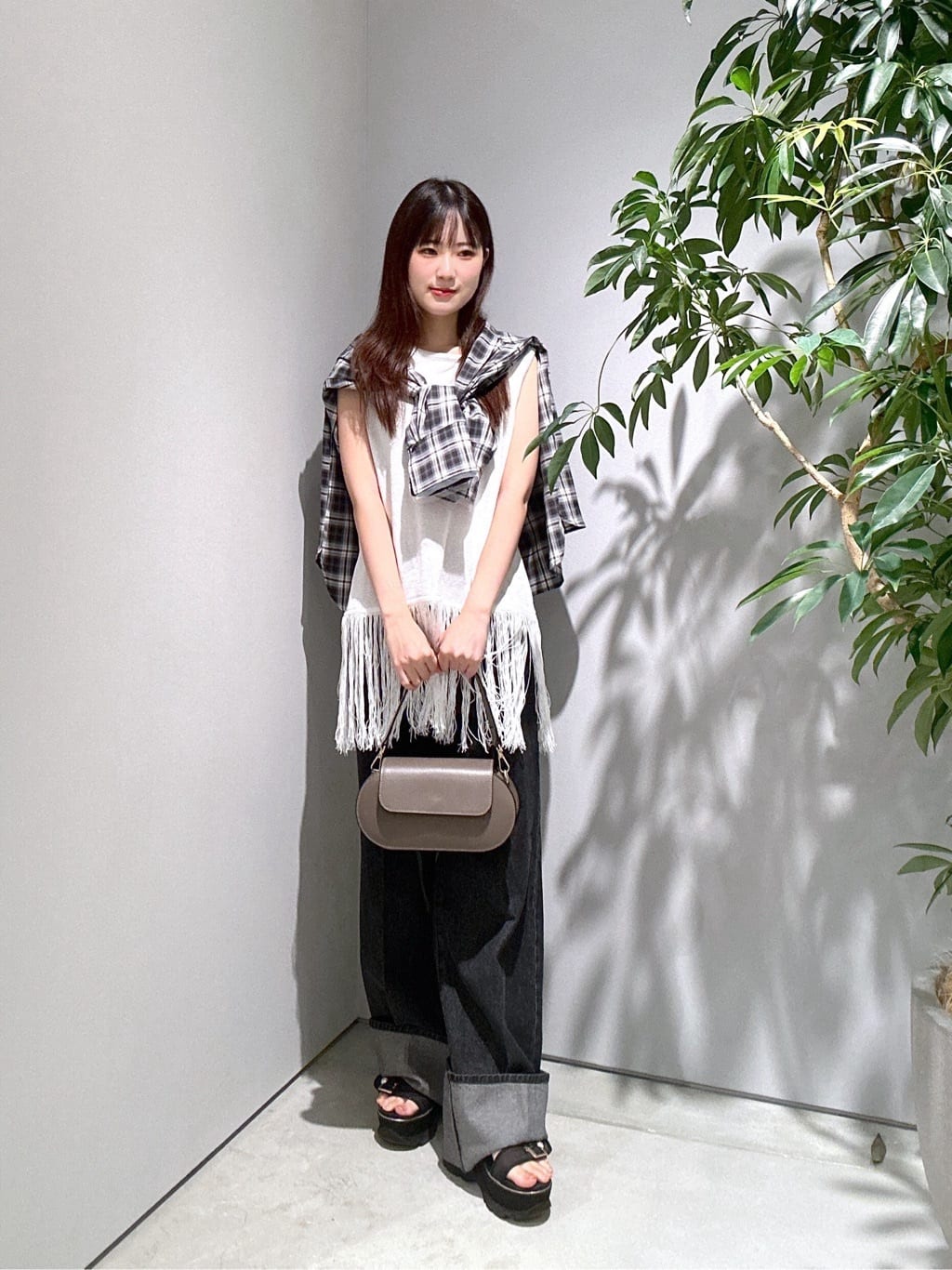 Renoさんの「INDIVI｜スリーブレスフリンジニット」を使ったコーディネート