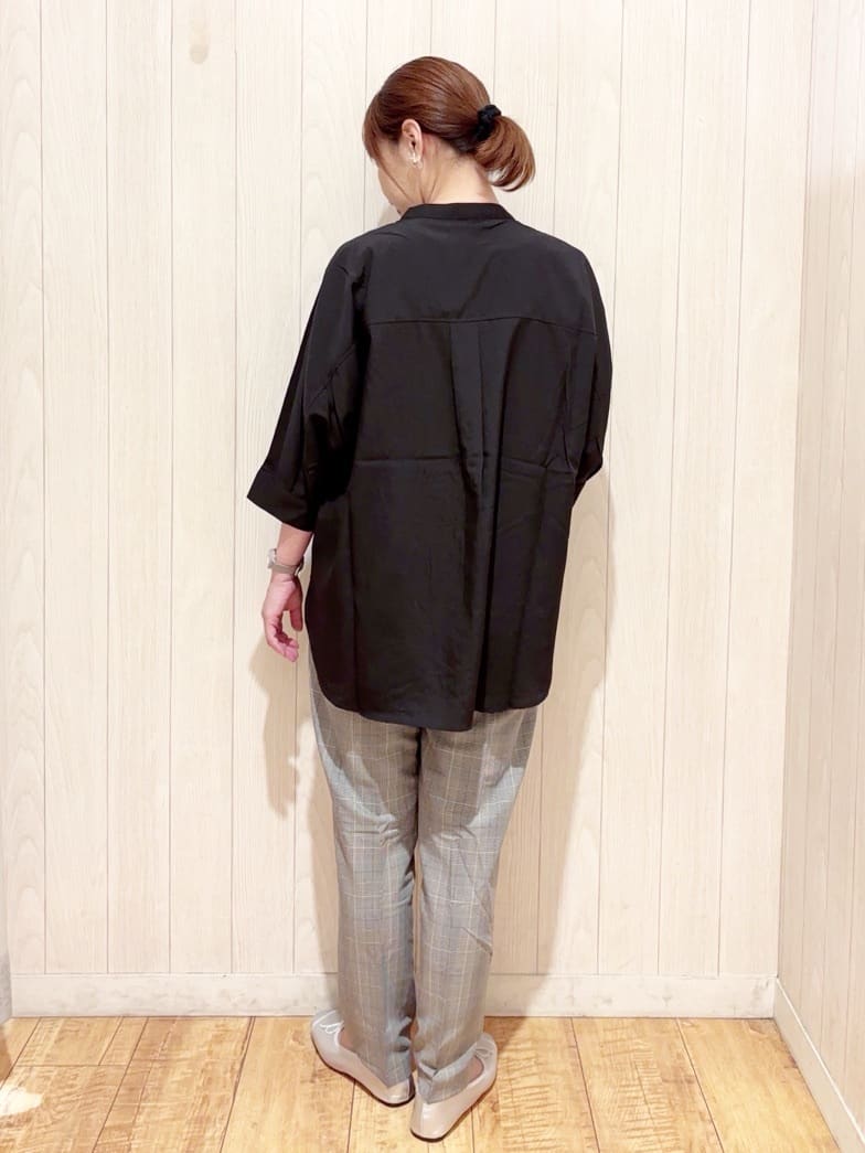 あいこさんの「SHOO･LA･RUE｜【S-LL/洗濯後しわになりにくい】コットン風 前あきドルマンブラウス」を使ったコーディネート
