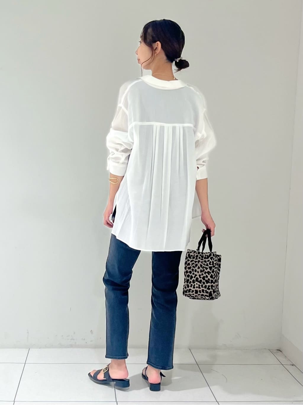 shioriさんの「INDIVI｜【体型カバー／清涼感】シアーオーバーシャツ」を使ったコーディネート