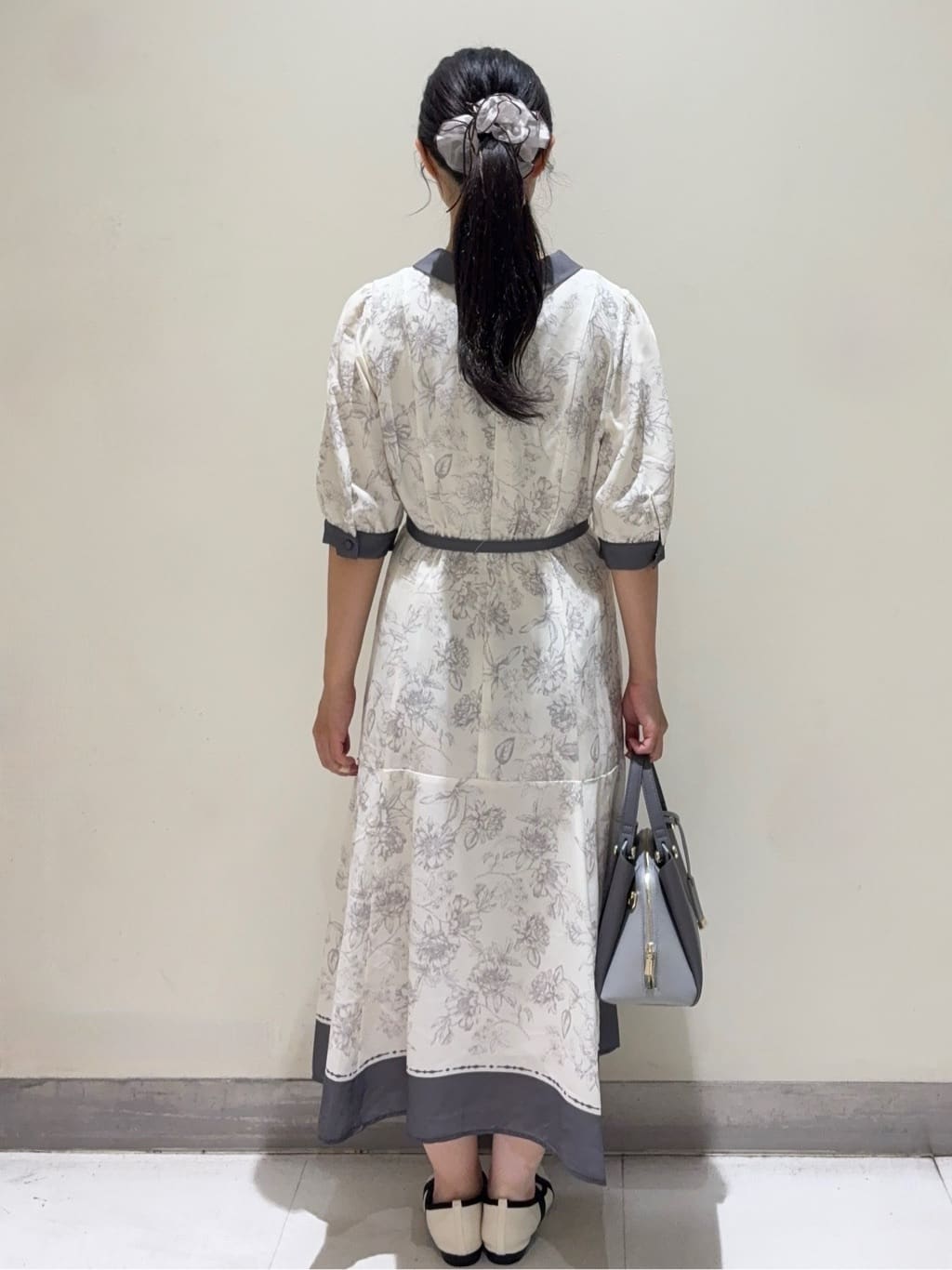 きみさんの「OPAQUE.CLIP｜2WAY パネルフラワーバイカラーワンピース【洗濯機洗い可／イージーアイロン】」を使ったコーディネート