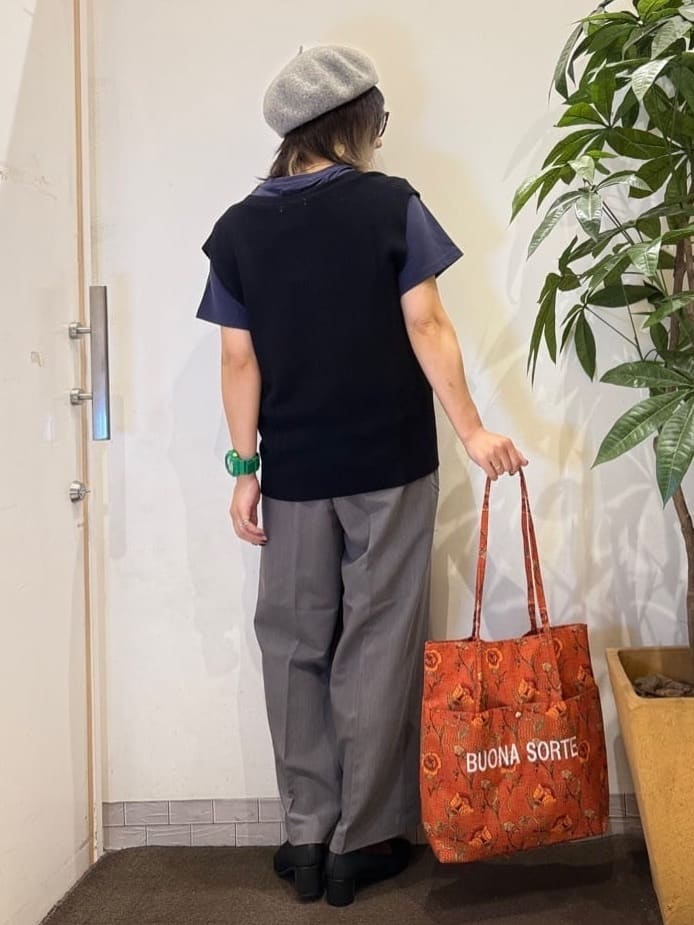misakiさんの「SHOO･LA･RUE｜【S-LL】ゴールドボタンが上品 大人のニットベスト」を使ったコーディネート