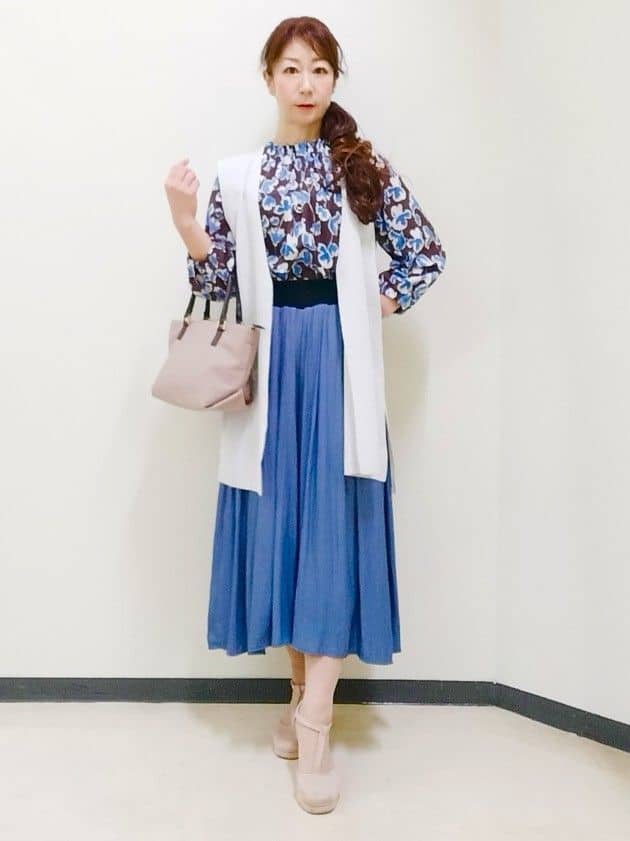 花さんの「Reflect｜【ジャケットのインナーにおすすめ◎】花柄タックデザインブブラウス」を使ったコーディネート