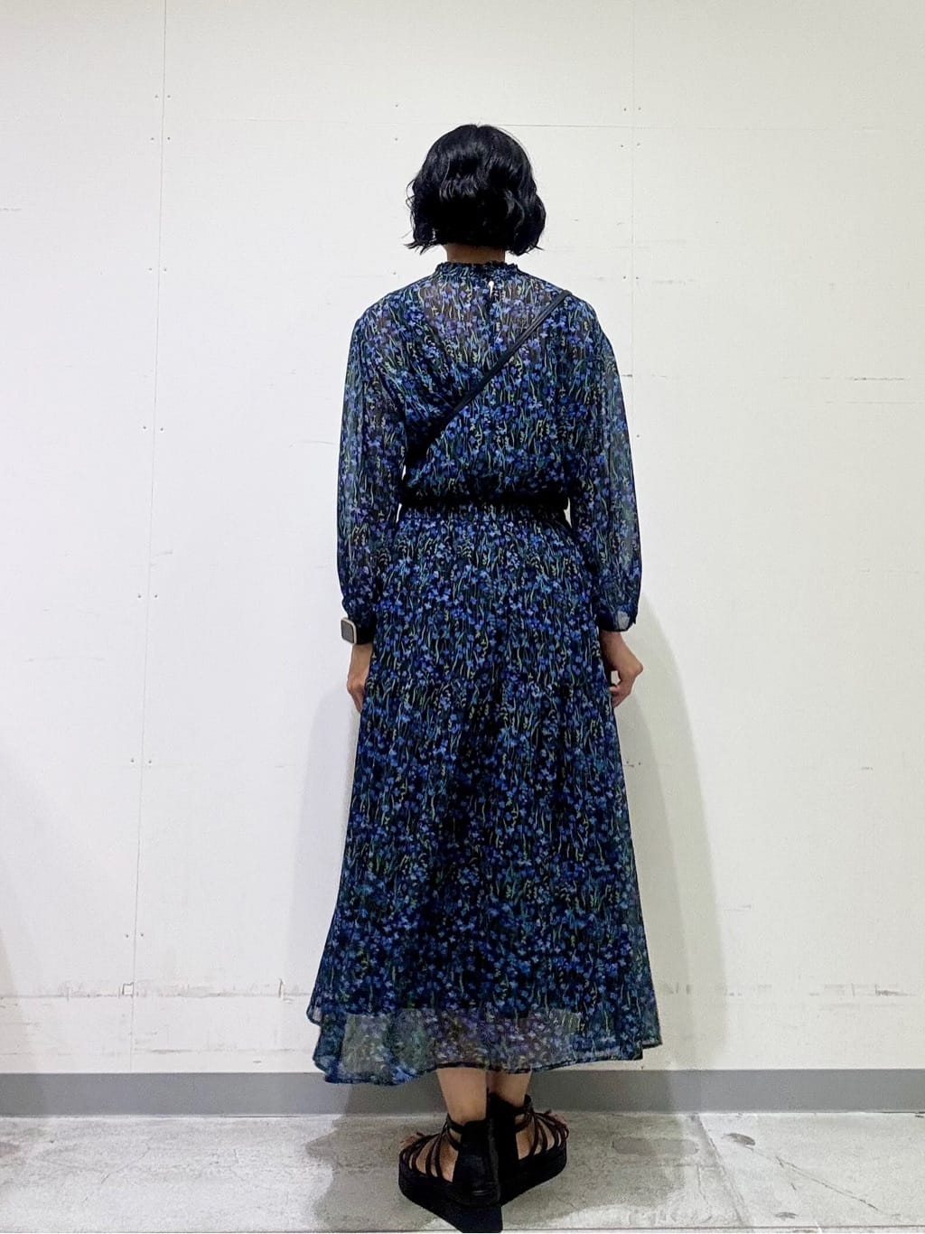 naoさんの「INDIVI｜【秋映え柄/セットアップ可能】フラワーシフォンブラウス」を使ったコーディネート