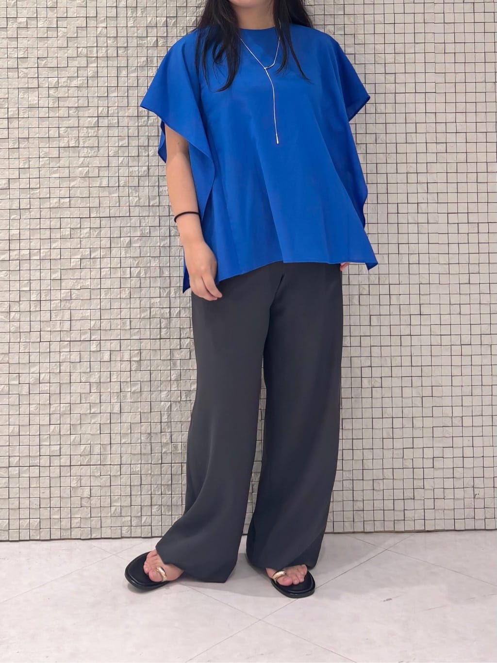 MEGUMIさんの「INDIVI｜【体型カバー】スクエアブラウス」を使ったコーディネート