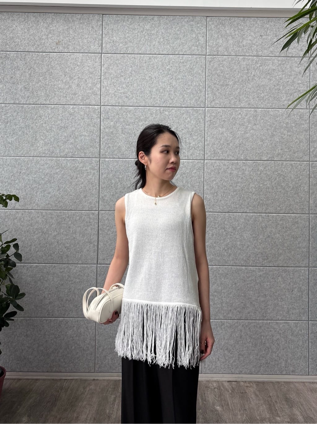 ひなさんの「INDIVI｜スリーブレスフリンジニット」を使ったコーディネート