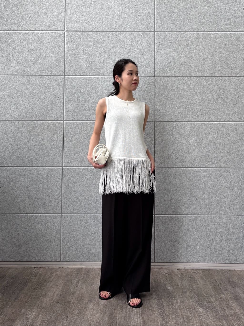 ひなさんの「INDIVI｜スリーブレスフリンジニット」を使ったコーディネート