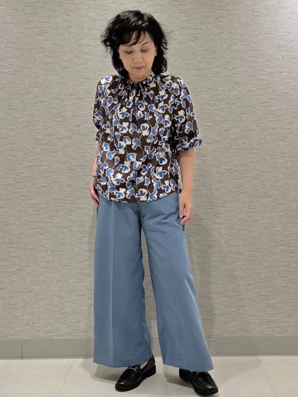 KOJIMAさんの「Reflect｜【ジャケットのインナーにおすすめ◎】花柄タックデザインブブラウス」を使ったコーディネート