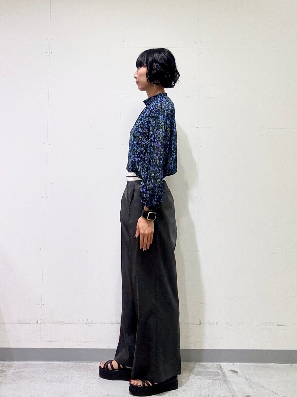 naoさんの「INDIVI｜【秋映え柄/セットアップ可能】フラワーシフォンブラウス」を使ったコーディネート