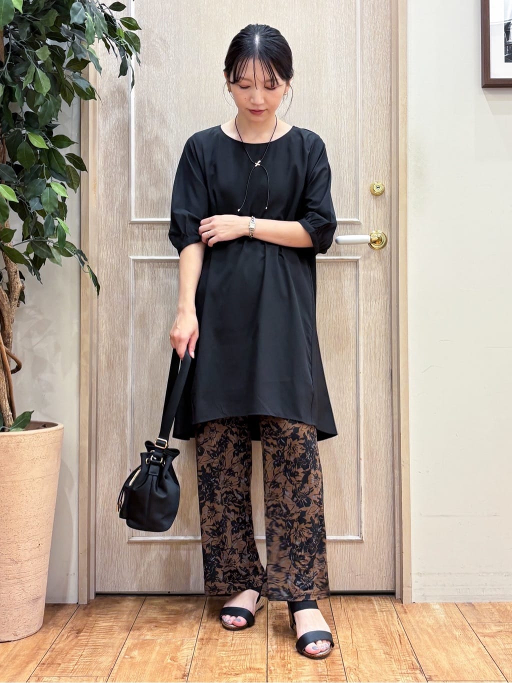 なみさんの「SHOO･LA･RUE｜【S-LL/洗濯後しわになりにくい/UV/6分袖】コットン風 Aラインチュニックワンピース」を使ったコーディネート