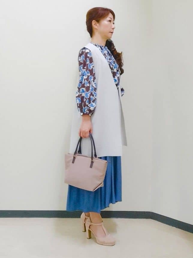 花さんの「Reflect｜【ジャケットのインナーにおすすめ◎】花柄タックデザインブブラウス」を使ったコーディネート