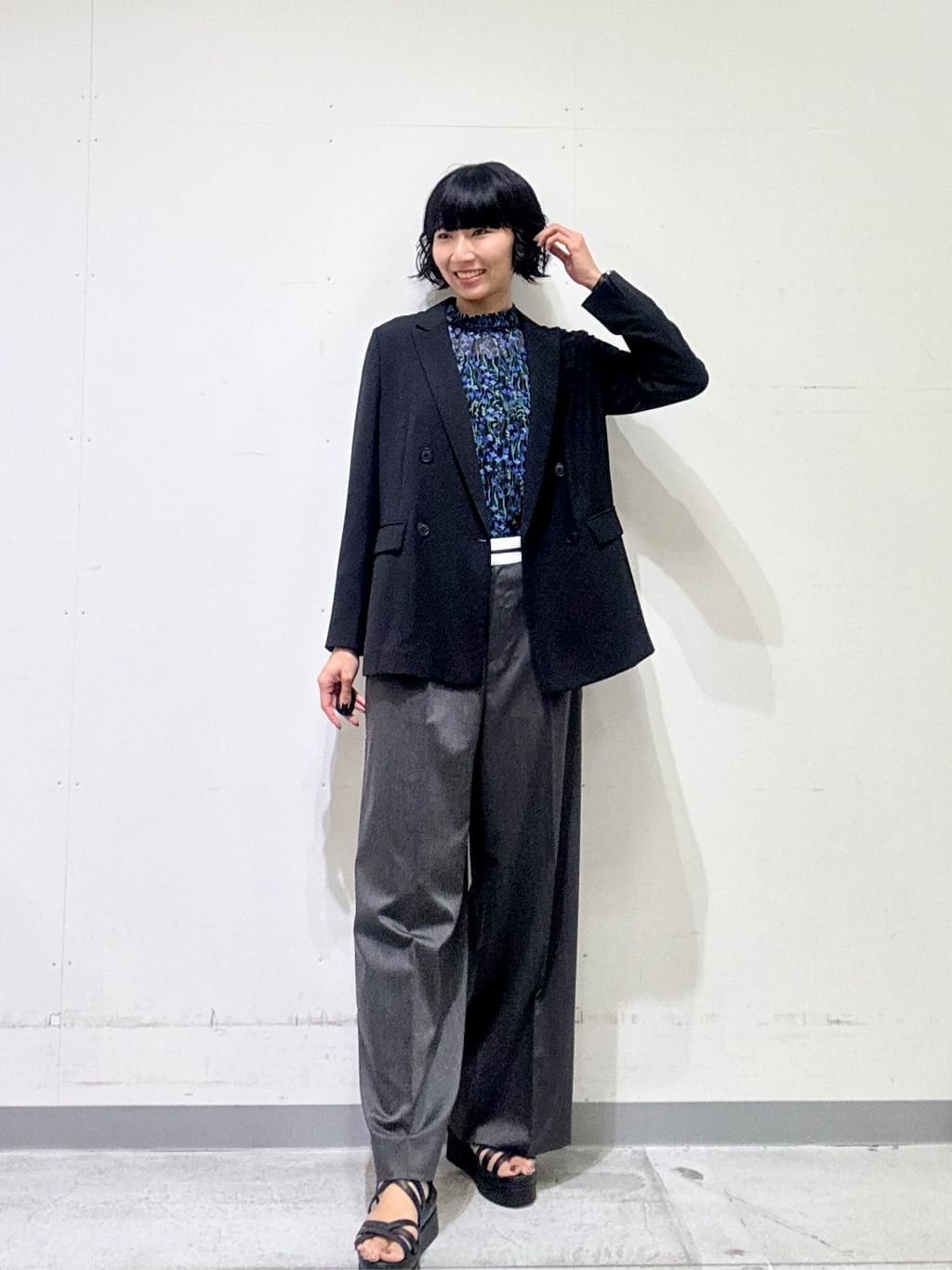 naoさんの「INDIVI｜【秋映え柄/セットアップ可能】フラワーシフォンブラウス」を使ったコーディネート
