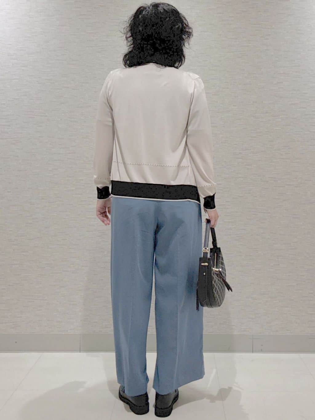 KOJIMAさんの「Reflect｜【WEB先行カラーあり／手洗い可／アンサンブル可】バイカラー五分袖ニット」を使ったコーディネート