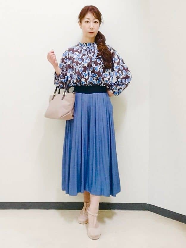 花さんの「Reflect｜【ジャケットのインナーにおすすめ◎】花柄タックデザインブブラウス」を使ったコーディネート