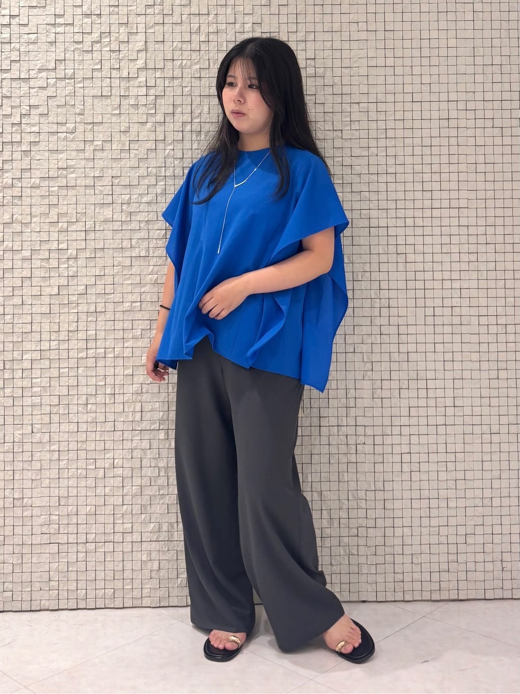 MEGUMIさんの「INDIVI｜【体型カバー】スクエアブラウス」を使ったコーディネート