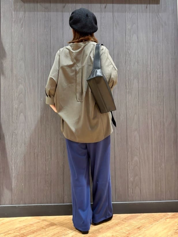 meiさんの「SHOO･LA･RUE｜【S-LL/洗濯後しわになりにくい】コットン風 前あきドルマンブラウス」を使ったコーディネート