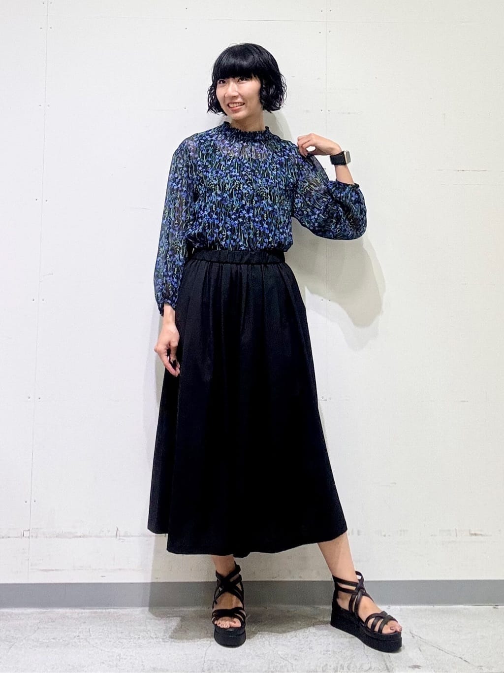 naoさんの「INDIVI｜【秋映え柄/セットアップ可能】フラワーシフォンブラウス」を使ったコーディネート