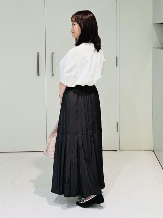 makiさんの「UNTITLED｜【吸水速乾/ストレッチ/Vネック】フォルムスリーブ ブラウス」を使ったコーディネート