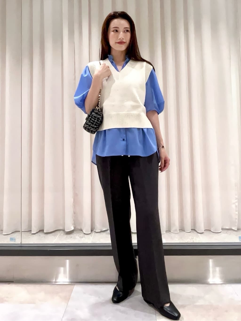 maiさんの「OPAQUE.CLIP｜スパンコールラメVネックニット【洗える】」を使ったコーディネート