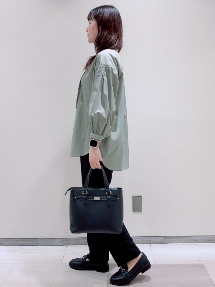 エリカさんの「Reflect｜【程よいゆとり感／体型カバー】ピンタックデザインシャンブレーブラウス」を使ったコーディネート