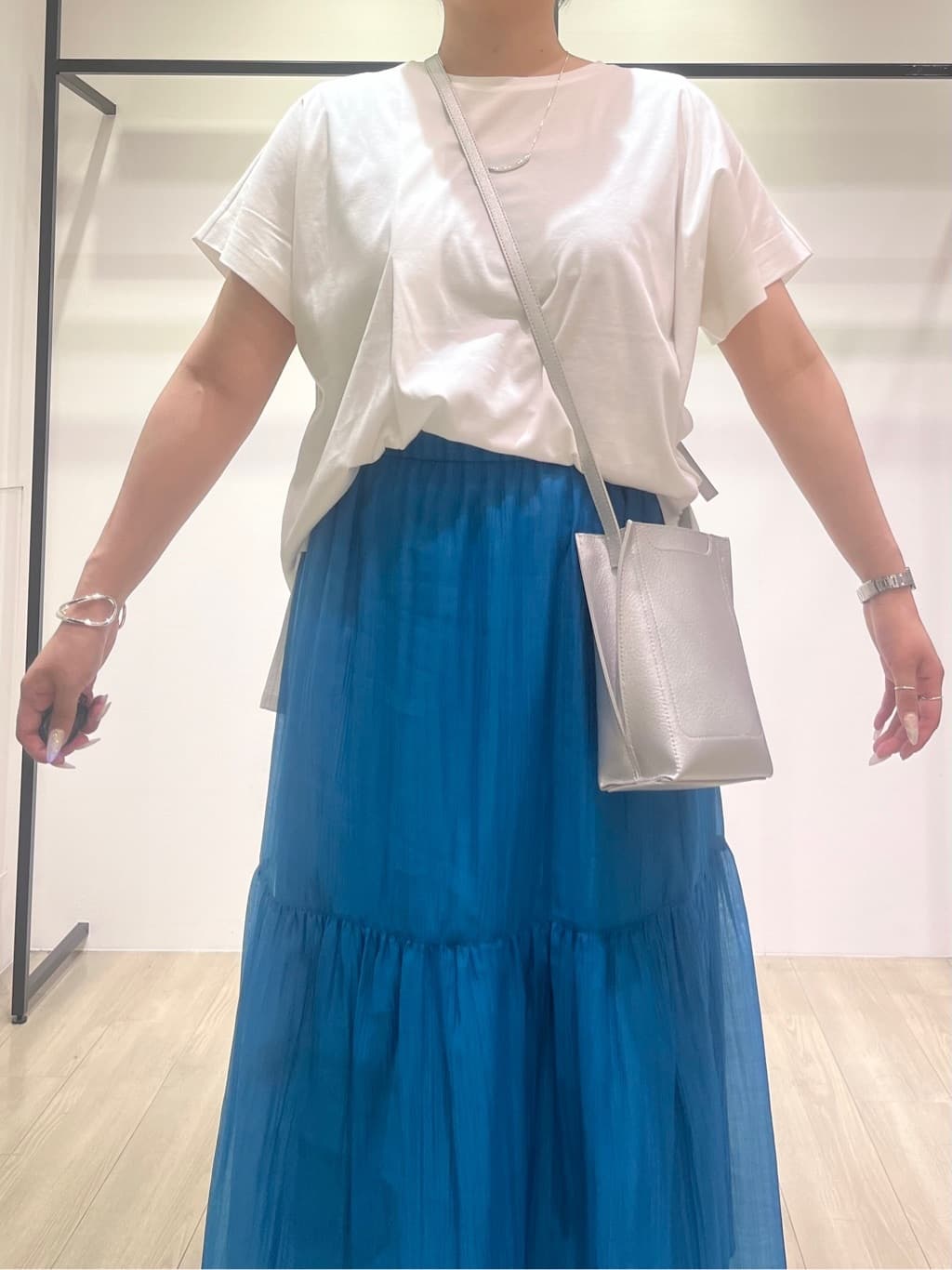 hasuさんの「INDIVI｜【洗える／汗ジミ防止】バイカラー＆アシメヘム Tシャツ」を使ったコーディネート