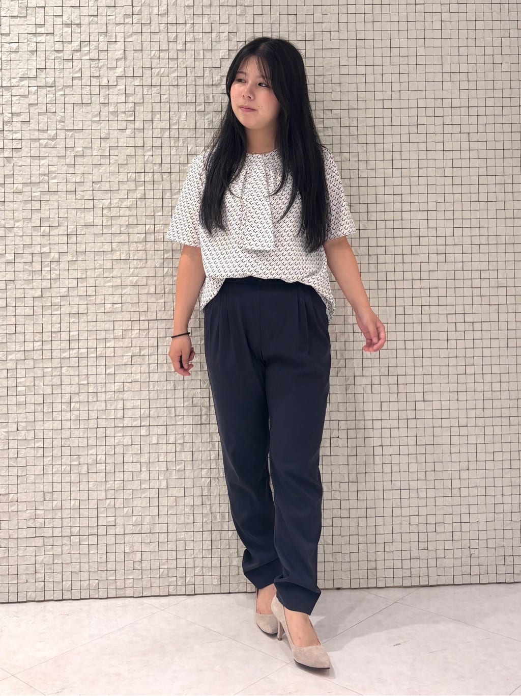 MEGUMIさんの「INDIVI｜【パンツ人気1位／褒められパンツ／洗える】ウエストゴムタックテーパードパンツ」を使ったコーディネート