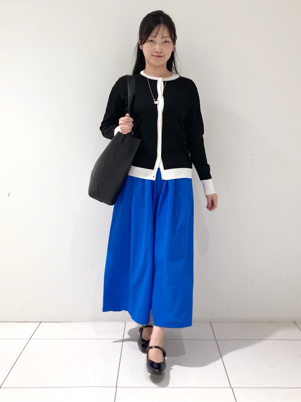 momokoさんの「INDIVI｜【通年活躍！／アンサンブル可能】クルーネックカーディガン」を使ったコーディネート
