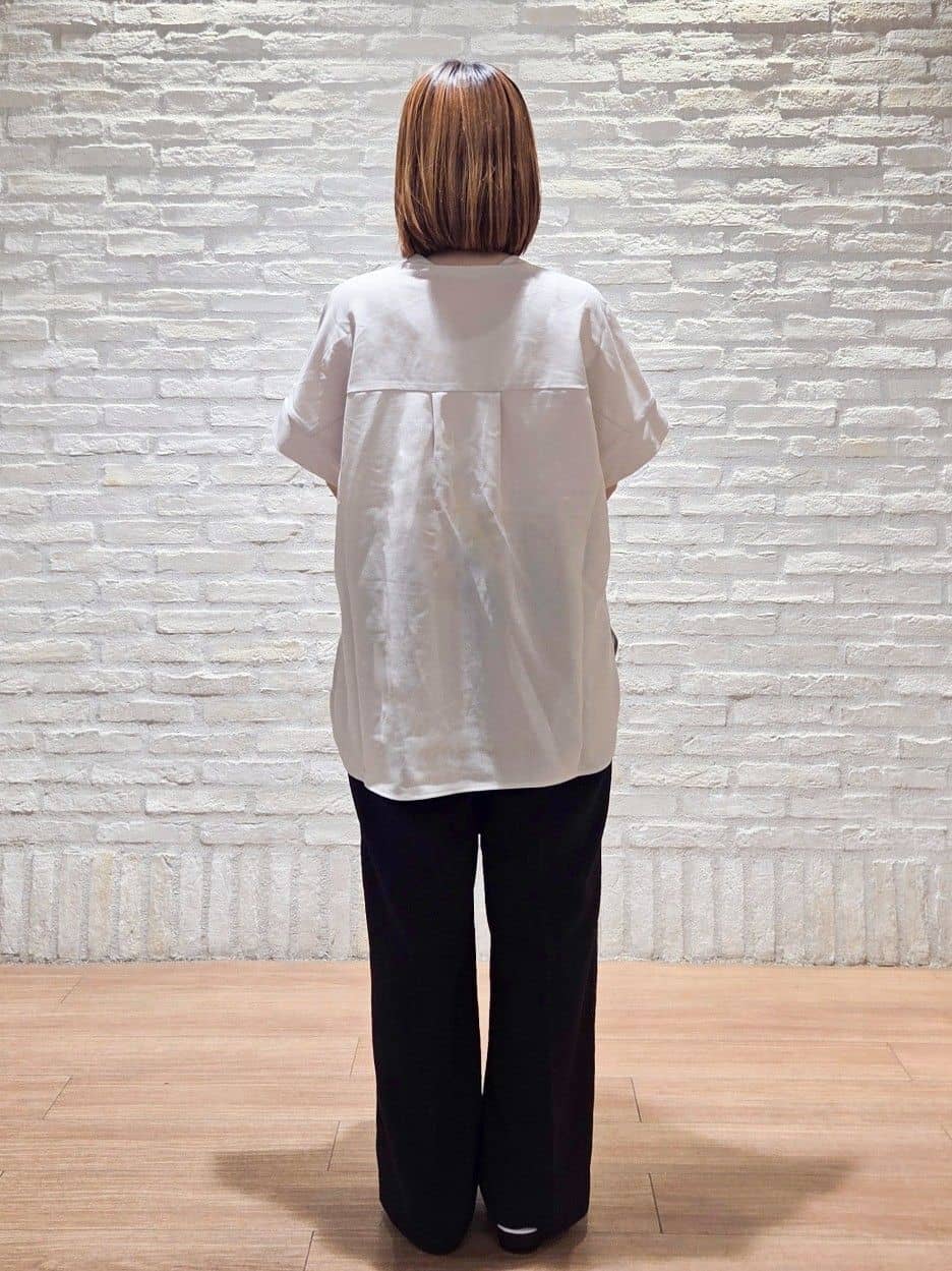 なつみさんの「OPAQUE.CLIP｜《5色展開／SS-LLサイズ》スキッパー金ボタンブラウス／セットアップ対応【防シワ／ストレッチ／洗濯」を使ったコーディネート