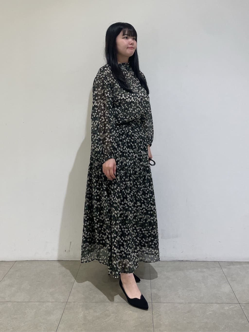 emikaさんの「INDIVI｜【秋映え柄/セットアップ可能】フラワーシフォンブラウス」を使ったコーディネート