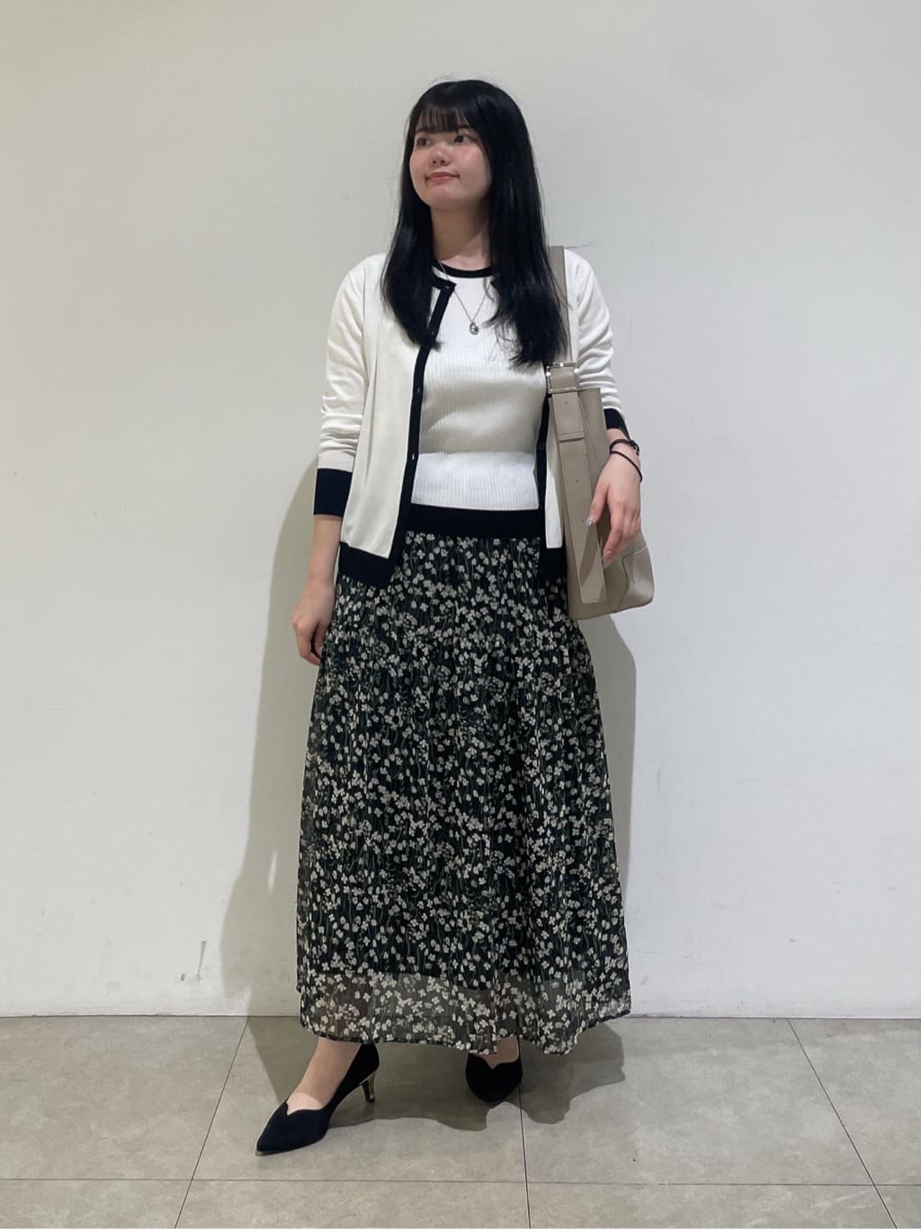 emikaさんの「INDIVI｜【通年活躍！／アンサンブル可能】クルーネックカーディガン」を使ったコーディネート