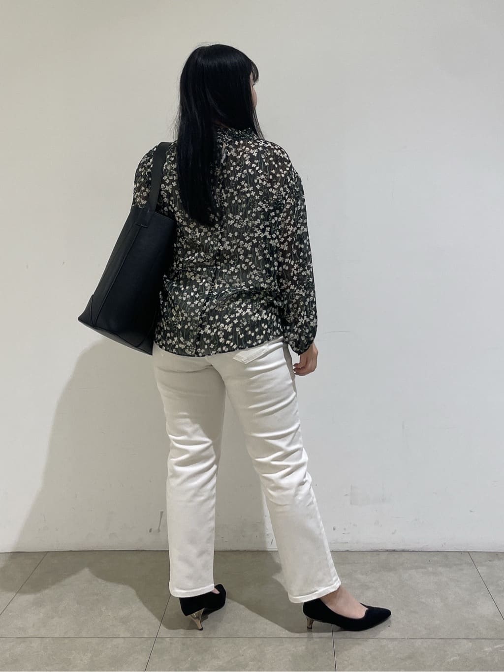 emikaさんの「INDIVI｜【秋映え柄/セットアップ可能】フラワーシフォンブラウス」を使ったコーディネート