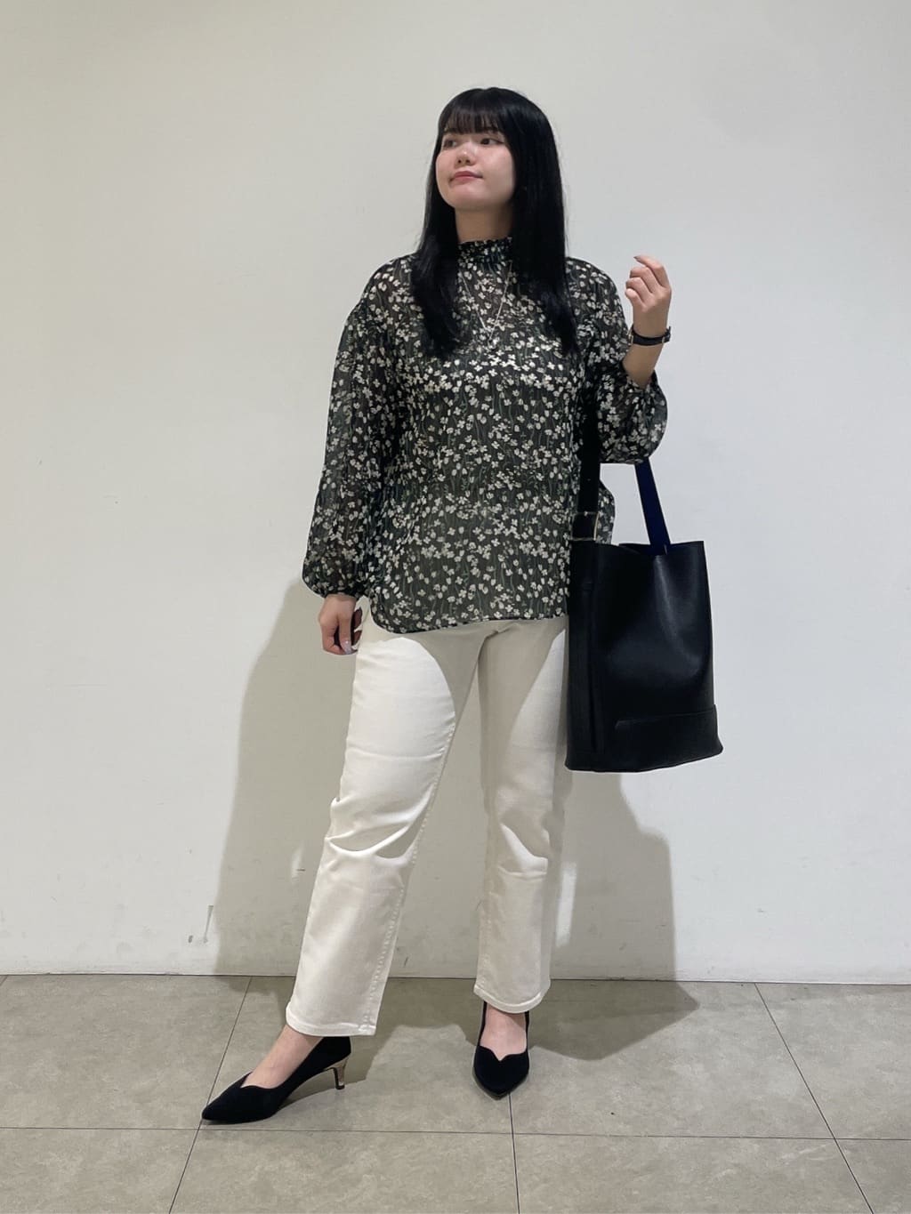 emikaさんの「INDIVI｜【秋映え柄/セットアップ可能】フラワーシフォンブラウス」を使ったコーディネート